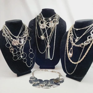 Konvolut über 28x silberfarbene Modeschmuck Halsketten verschiedene Stile - Bild 1 von 7