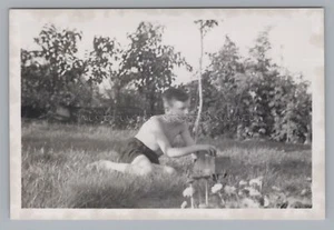 Junge spielt im Garten - Altes Foto - Picture 1 of 2
