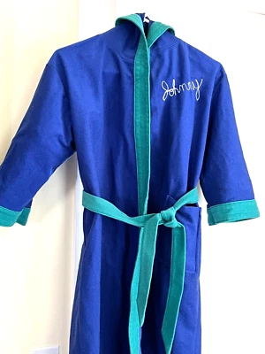 Халат с капюшоном Mich для мальчиков размер 12/14 синий и зеленый с вышивкой «Джонни» спереди - Изображение 1 из 4