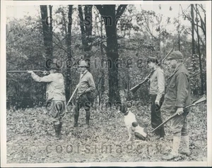 1932 Philadelphia Hunters With Rifles & Dog Press Photo - Picture 1 of 2