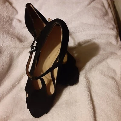 Zapatos de salón Kenneth Cole Au Café negros veganos de gamuza negros con correa en T tacones de cuero talla 9M Foto 1 de 4