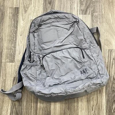 Mochila unisex gris con bolsillos ligeros con correa ajustable ABERCROMBIE & FITCH Foto 1 de 4