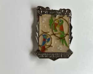 Prendedor WDTC Disney 100 Travel Company Cast Enchanted Tiki Room LE 80 RARO - Imagen 1 de 2