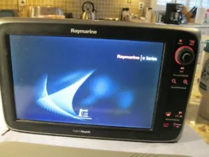 Raymarine e127 12.1" HybridTouch MFD w/ Sun Cover, *Internal Sonar* - E70024 - Bild 1 von 6