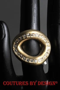 St John Knits gebürstetes Gold Cocktail Ring mit klaren Swarovski Kristallen 6,5 Neu mit Etikett - Bild 1 von 2