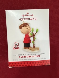 HALLMARK 2014 HAPPINGESS IS PEANUTS A VERY SPECIAL TREE ORNAMENT - Picture 1 of 5