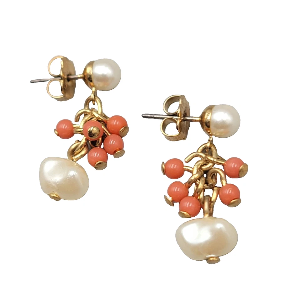 Pendientes perforados New York Co imitación perla coral tono dorado 1" Foto 1 de 4