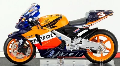 Honda RC211V Max Biaggi 2005 Scala 1:24 Modellino Classe MotoGP Numero 3 - Immagine 1 di 4