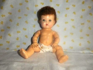 Bambola Vint HTF 11" gomma piccole lacrime ~ testa dura ~ capelli saran ~ pannolino originale #12 - Foto 1 di 8