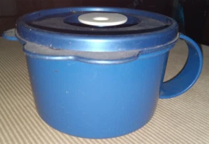 Tazza zuppa TUPPERWARE Blue Crystalwave 16 oz #3155 con guarnizione ventilata blu/bianco #3156 - Foto 1 di 6
