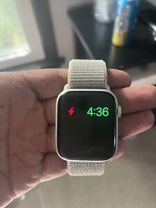 Apple Watch Series 4 44 mm Silver Aluminum Case with Seashell Sport Loop (GPS) -