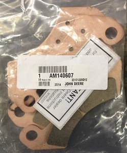 JOHN DEERE Kit pastiglie freno anteriori AM140607 Gator M A2 A3 XUV 625i 825i 855D - Foto 1 di 1