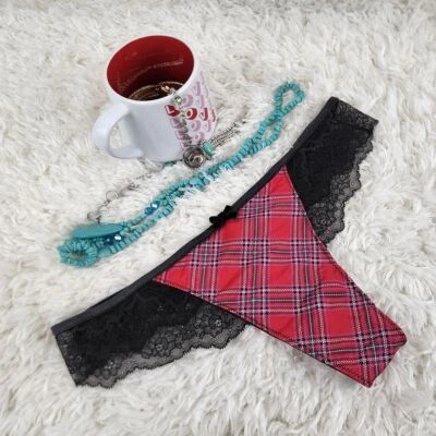 NUEVO CON ETIQUETAS Victoria's Secret TANGA MEDIANA Multicolor Encaje Rojo Cuadros/A Cuadros Dream Angels Foto 1 de 4