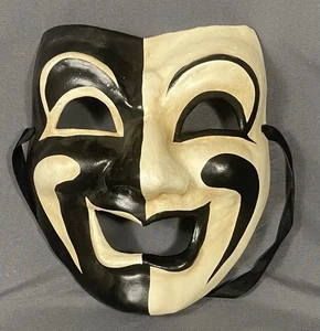 Maschera comica in cartapesta bianco e nero teatro arlecchino decorazione parete ridendo - Foto 1 di 6