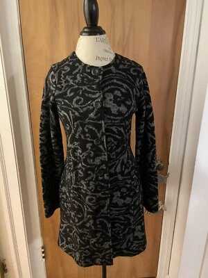 Casaco leve feminino Nanette Lepore estampa preta/cinza tamanho pequeno novo sem etiquetas - Imagem 1 de 4