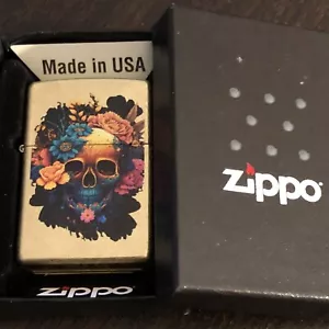 Antico accendino zippo in ottone teschio e fiori nuovo con scatola rock and roll - Foto 1 di 11