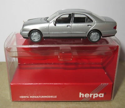 Micro Herpa Ho 1/87 Mercedes-benz MB E Classe 280 Grigio Chiaro Metallo #031813 - Immagine 1 di 4