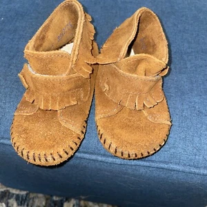 Minnetonka Moccasins 1122 - Infants Front Strap Bootie - Brown Suede Size 5 GUC - Picture 1 of 6