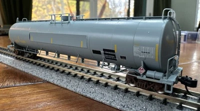 Athearn N RTR #ATH16572 UTC 33k LPG Tank Car ‘Flat Panel’ UTLX 902564 NY - Image 1 of 4