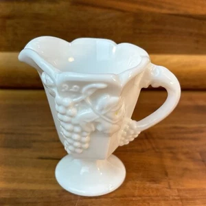 VINTAGE LE SMITH MILK GLASS CREAMER ONLY GRAPES&LEAVES COLLECTORS - Picture 1 of 6