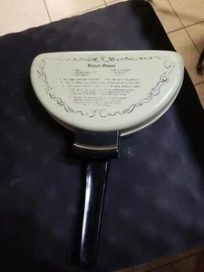 Vintage MIRRO Omelet Maker 2 Sided Avocado Green French & Fluffy Puffy Recipes - Picture 1 of 3