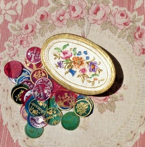 ALTE kleine SCHACHTEL mit SÜSSIGKEITEN und ihrem WAGSSPIEL Miniatur 19. Jh. - Bild 1 von 10