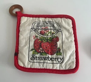 Vintage Topflappen Erdbeermarmelade Konserven rot gesteppt Holzring - Bild 1 von 3