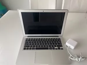 Apple MacBook Air 13.3'' (128GB SSD, Intel Core i5 5ta Gen., 1.8GHz, 8GB RAM) La - Imagen 1 de 7