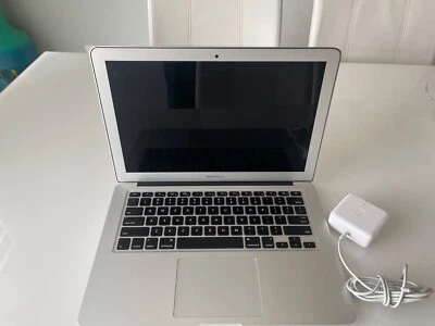 Apple MacBook Air 13.3'' (128GB SSD, Intel Core i5 5th Gen., 1.8GHz, 8GB RAM) La - Image 1 of 4