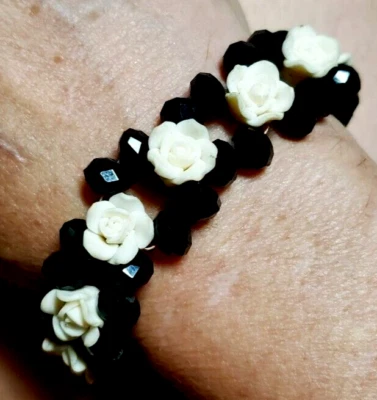 Pulsera de Cuentas Artesanal - Cuentas de Cristal Rosas de Arcilla Polimérica Blanco y Negro Foto 1 de 2