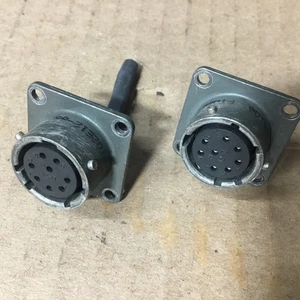 Used Amphenol 0106 Connector (2 Pics) - Picture 1 of 6