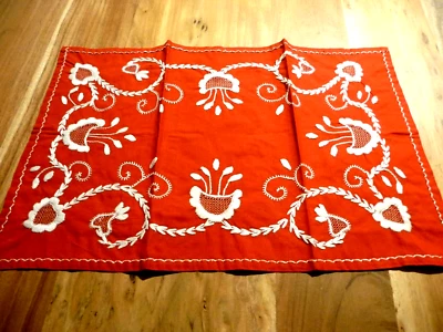 Napperon coton rouge broderies blanches - Photo 1/4