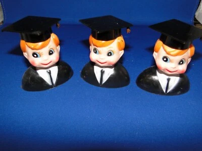 全新 复古 Wilton 2.75 英寸 男孩 毕业生装饰,黑色帽子和礼服,3 件, — 第 1/4 张图片