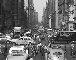 1946 NEW YORK 5th Avenue Street Scene 8.5X11 Photo - Picture 1 of 1