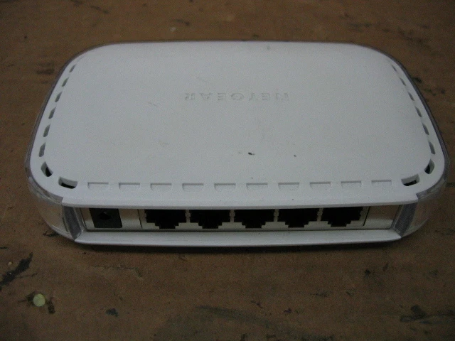 NETGEAR 5 Port 10/100 High Performance Desktop Switch FS605 Fanless NO PSU - Bild 1 von 1