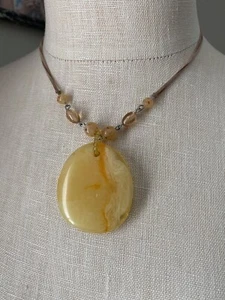 Collar de cuarzo de mantequilla de jade amarillo en gamuza tostada cordón de 18 pulgadas - Imagen 1 de 2