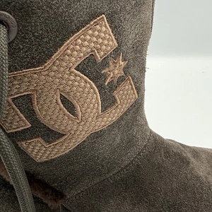 DC Shoes Mujer Góndola Botas Medianas Marrón Imitación Gamuza Piel Talla 6 Nuevo de Lote Antiguo 2011 - Imagen 1 de 10