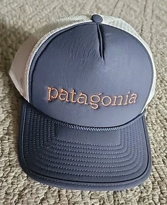 Neu mit Etikett neu Patagonia Trucker Broadcaster Mütze Strata Text schwelendes blau Druckknopflasche  - Bild 1 von 7