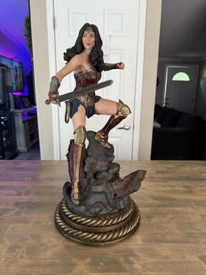 Sideshow Wonder Woman Formato Premium Batman v Superman Exclusivo #695/1250 Foto 1 de 4