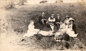 RPPC FAMILIE PICKNICK BABY Korb Kaffeekanne Krawatten Jacken NACKTE FÜSSE verklemmte Menge - Bild 1 von 2