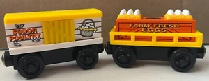 Thomas & Friends Ferrocarril de Madera SODOR COCHE DE POLLO Y COCHE DE HUEVOS ¡Con Sonidos Funcionantes! - Imagen 1 de 5