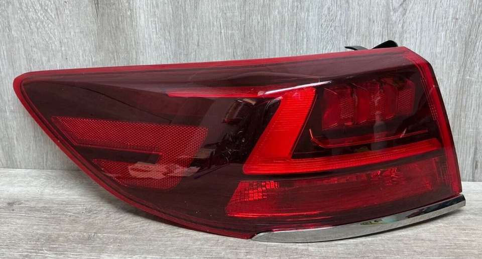 2020-2021-2022 KIA CADENZA OEM LH DRIVER SIDE OUTER LED TAILLIGHT OEM - Imagem 1 de 4