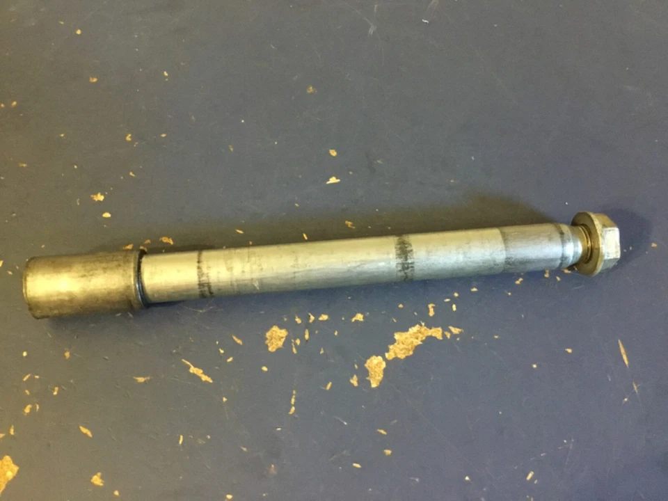 (A) 2001 01 Kawasaki KX125 KX 125  front rim wheel hub axle bolt  OEM — 第 1/1 张图片