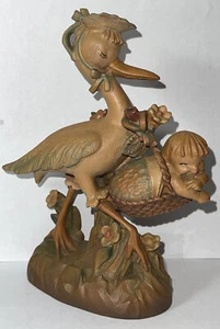 Figura Tallada en Madera ANRI “Dulce Cigüeña Llegada” y Bebé - Imagen 1 de 6