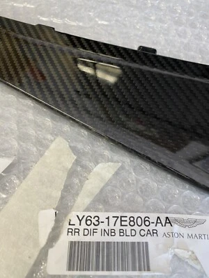 Hoja difusora de fibra de carbono Aston Martin Vantage - Número de pieza LY63-17E806-AA Foto 1 de 4