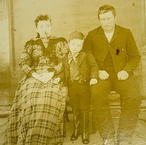 Antique Cabinet Card Photograph Family Portrait Photograph Fashion Historical - Picture 1 of 7