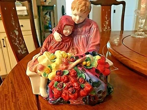 VINTAGE ROYAL DOULTON FIGURINE - FLOWER SELLER CHILDREN - DESIGNER SIGNATURE - Picture 1 of 6