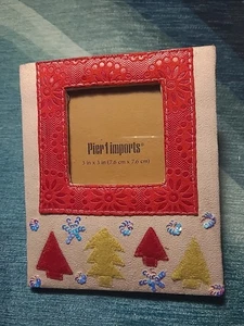 Pier 1 Imports 3x3 Bilderrahmen Rot Leder Wildleder Weihnachtsbäume Glitzer 6x5 Zoll - Bild 1 von 6