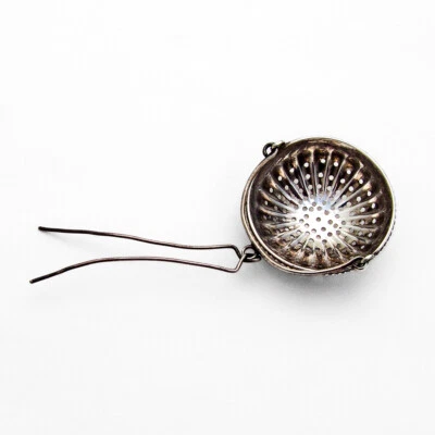 Pequeña cesta coladora de té acanalada con cuentas moneda plata 1870 Foto 1 de 2