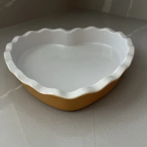 Emile Henry France Teglia da forno arruffata a forma di cuore gialla e panna 61,44 GG9 - Foto 1 di 8